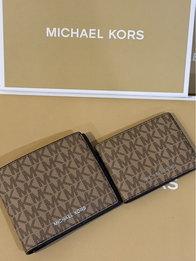 Michael Kors Men's Signature Logo Bifold Wallet Set with Card Holder – Tan / Beige