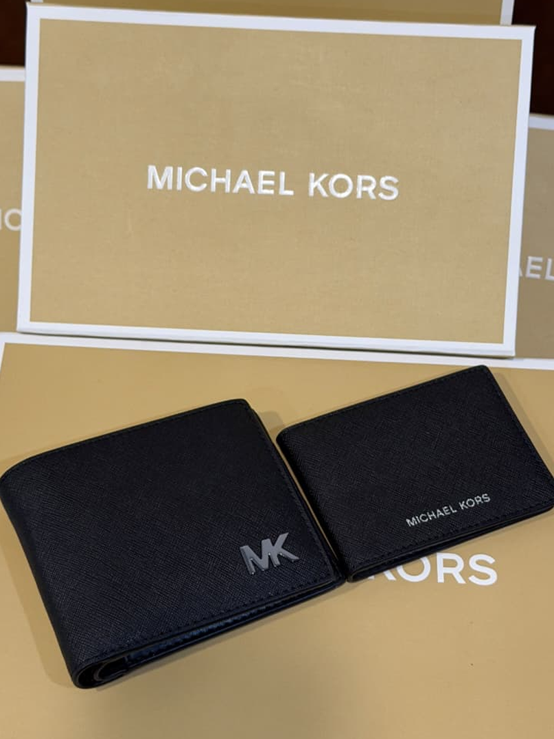 Michael Kors Men's Leather Bifold Wallet Set with Card Holder – Black